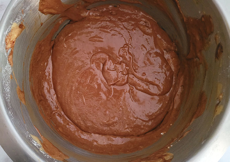 Pâte à cake au chocolat crue dans un bol