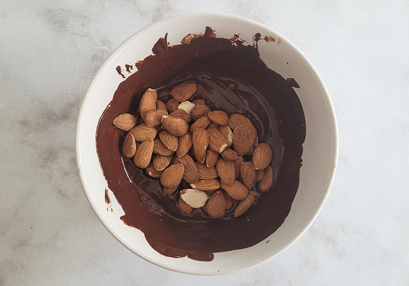 Amandes sur du chocolat fondu