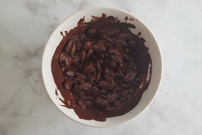 Amandes enrobées de chocolat noir dans un bol