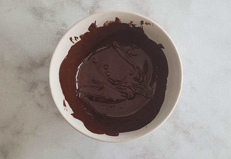 Chocolat noir fondu dans un bol