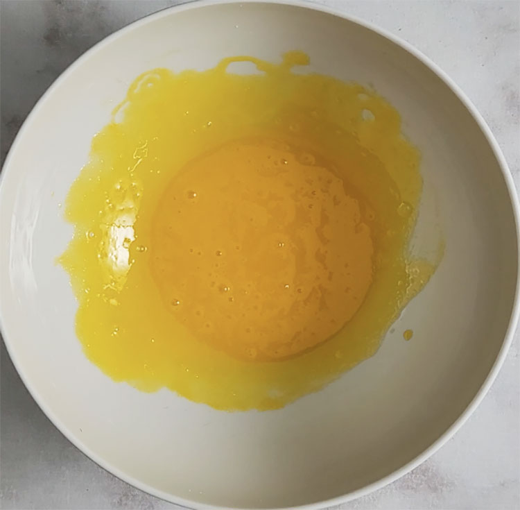 Mélange de jaunes d'oeufs et de sucre