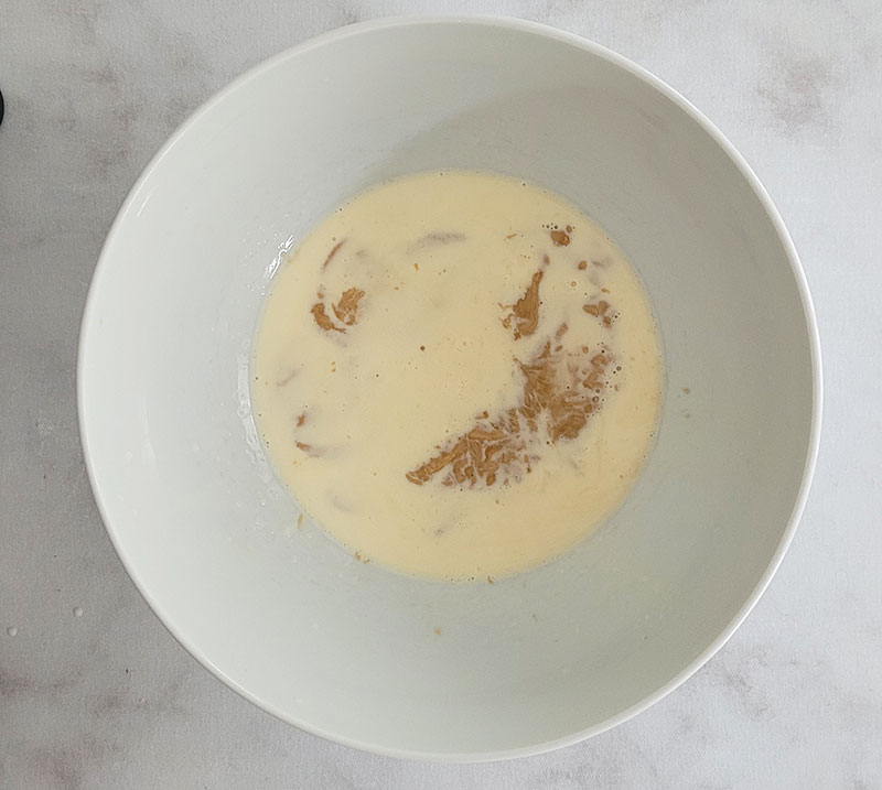 Crème liquide sur chocolat dulcey