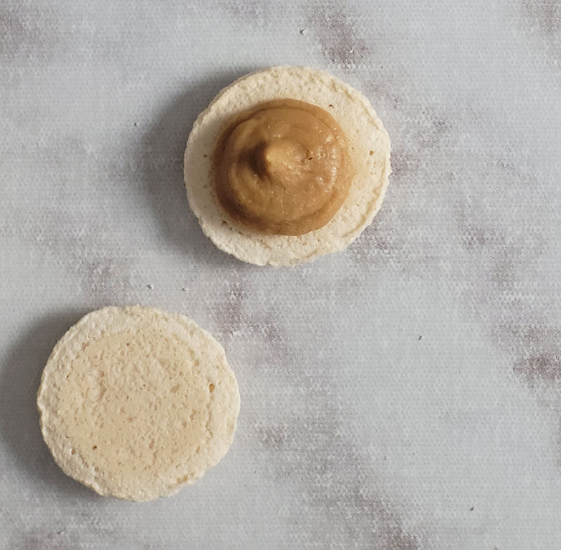 Macaron garni de ganache au chocolat dulcey