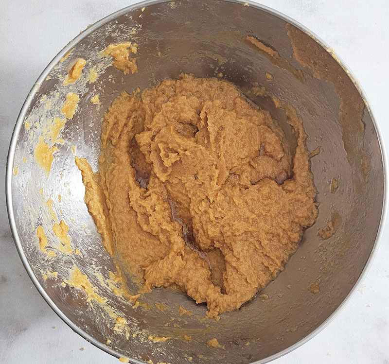 Ajout de l'oeuf à la pâte à cookies