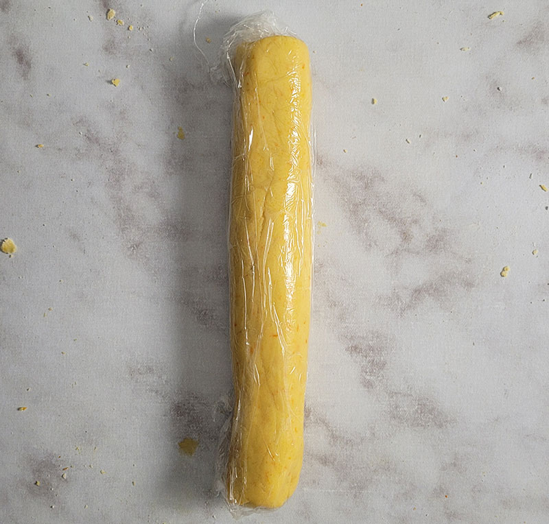 Rondin de pâte pour sablés à l'orange filmé