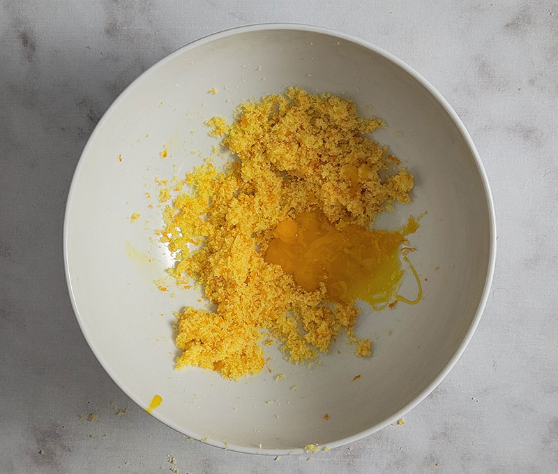 Frottez le sucre avec les zestes d'orange