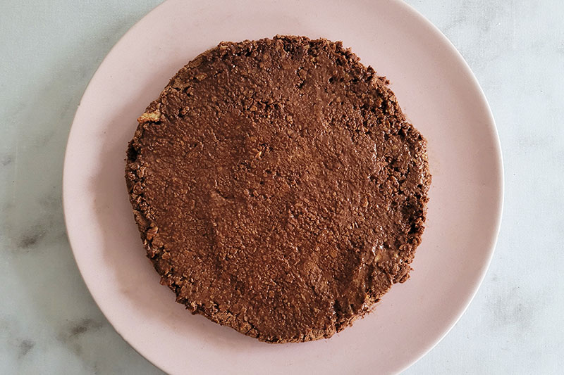 Croustillant feuilleté étalé sur le biscuit au chocolat