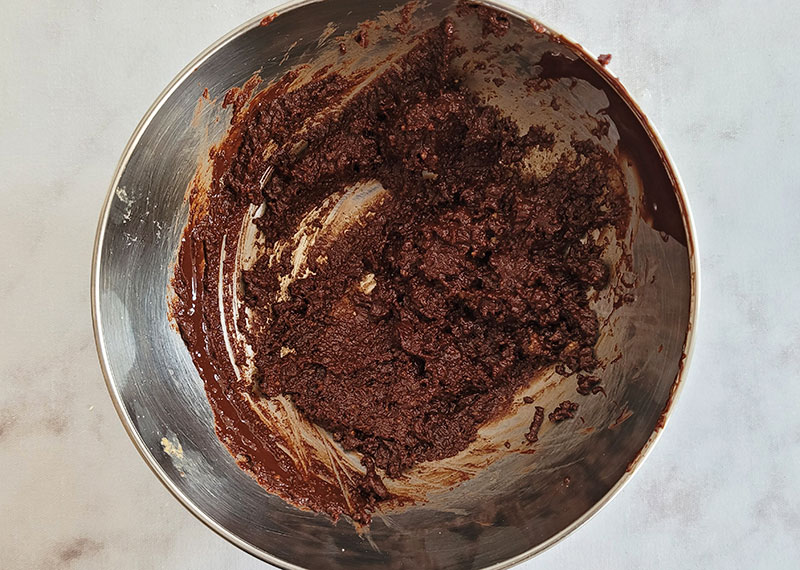 Ajout de chocolat et beurre fondus