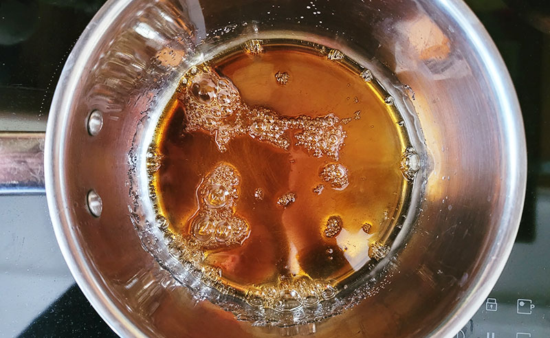 Caramel en cours de cuisson