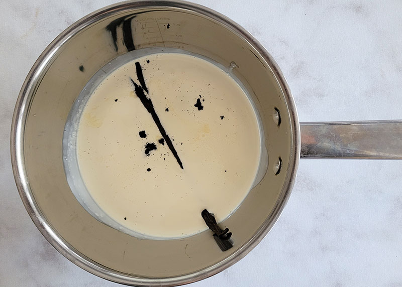 Crème liquide, vanille et sucre dans une casserole