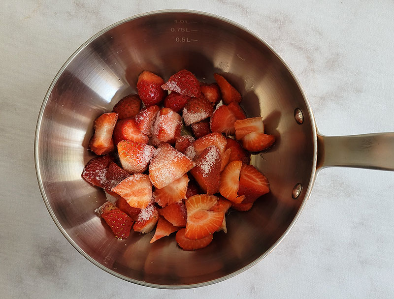 Fraises et sucre dans une casserole