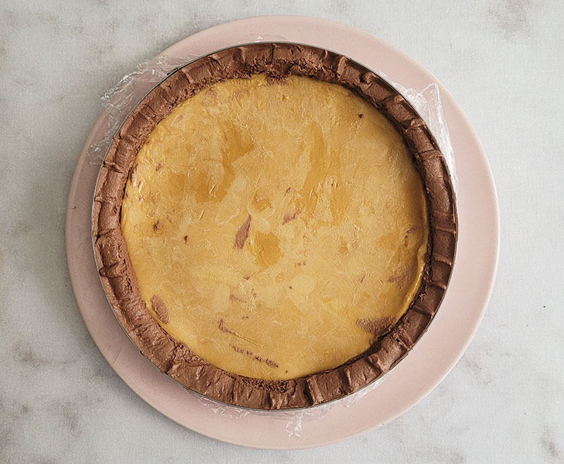 Montage de l'entremets : ajout de l'insert au caramel