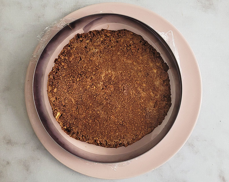 Montage de l'entremets : biscuit et croustillant