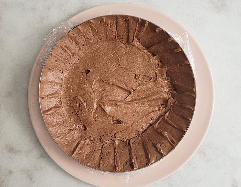 Montage de l'entremets : ajout d'une partie de la mousse