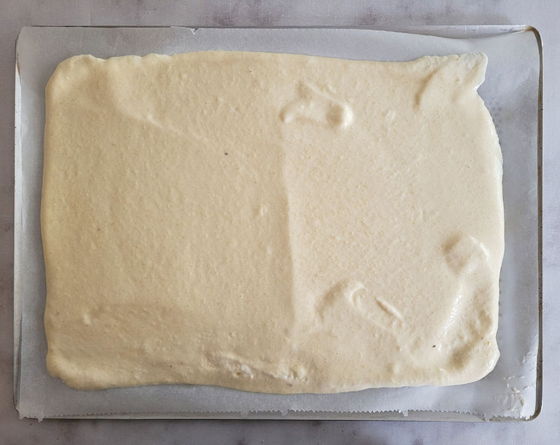 Pâte à biscuit joconde étalé sur une plaque