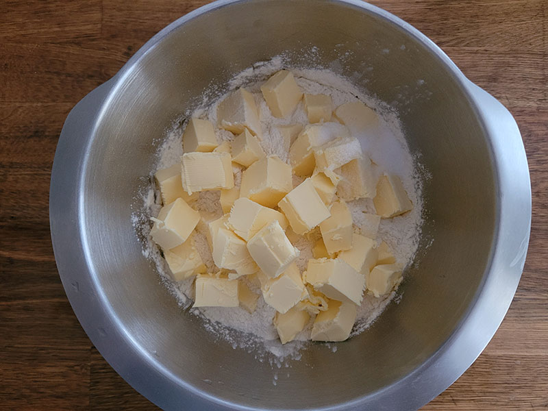 Beurre et farine dans la cuve du robot