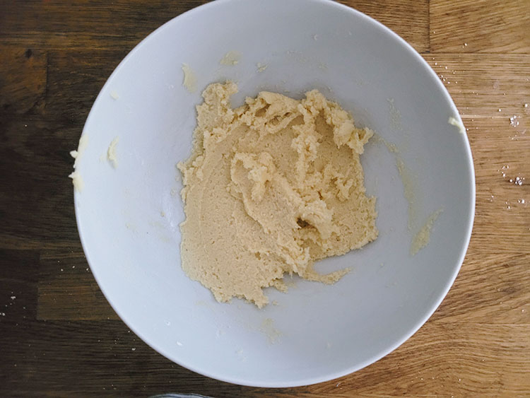 Mélange de sucre, beurre et poudre d'amandes pour crème d'amandes