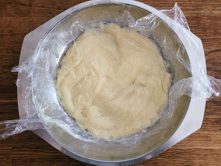 Crème pâtissière dans un plat et filmée au contact