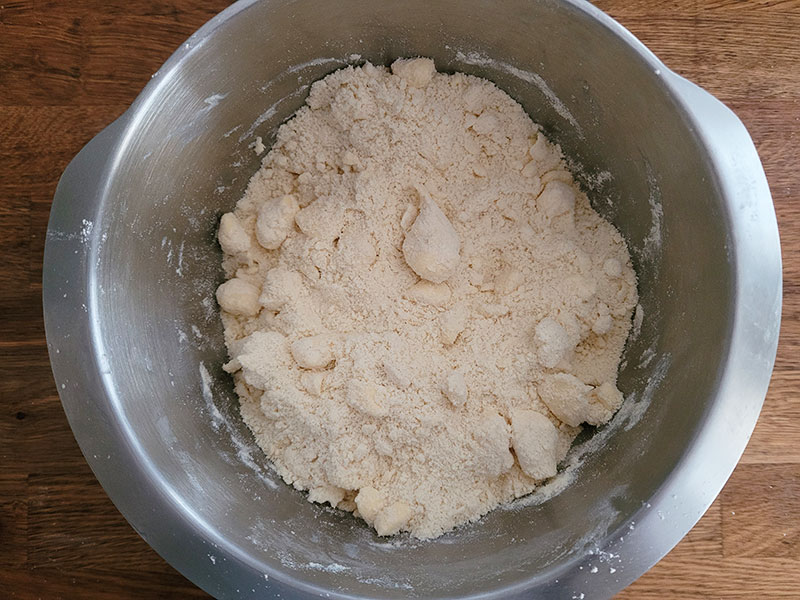 Beurre et farine amalgamés pour pâte feuilletée rapide