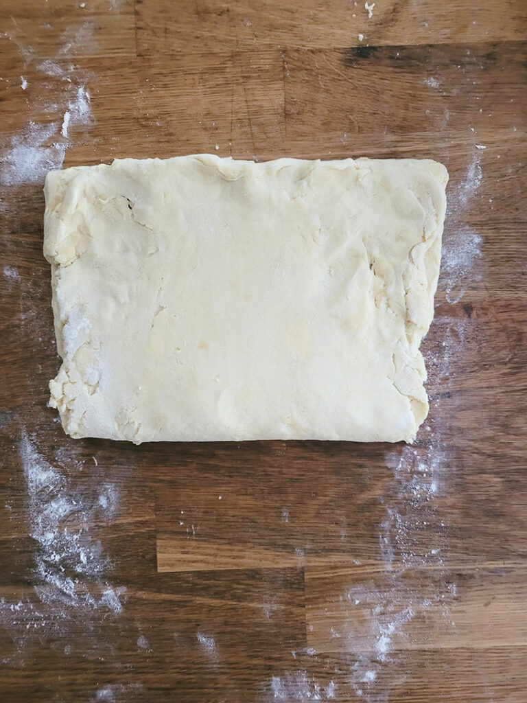 pliage du bas de la pâte feuilletée rapide