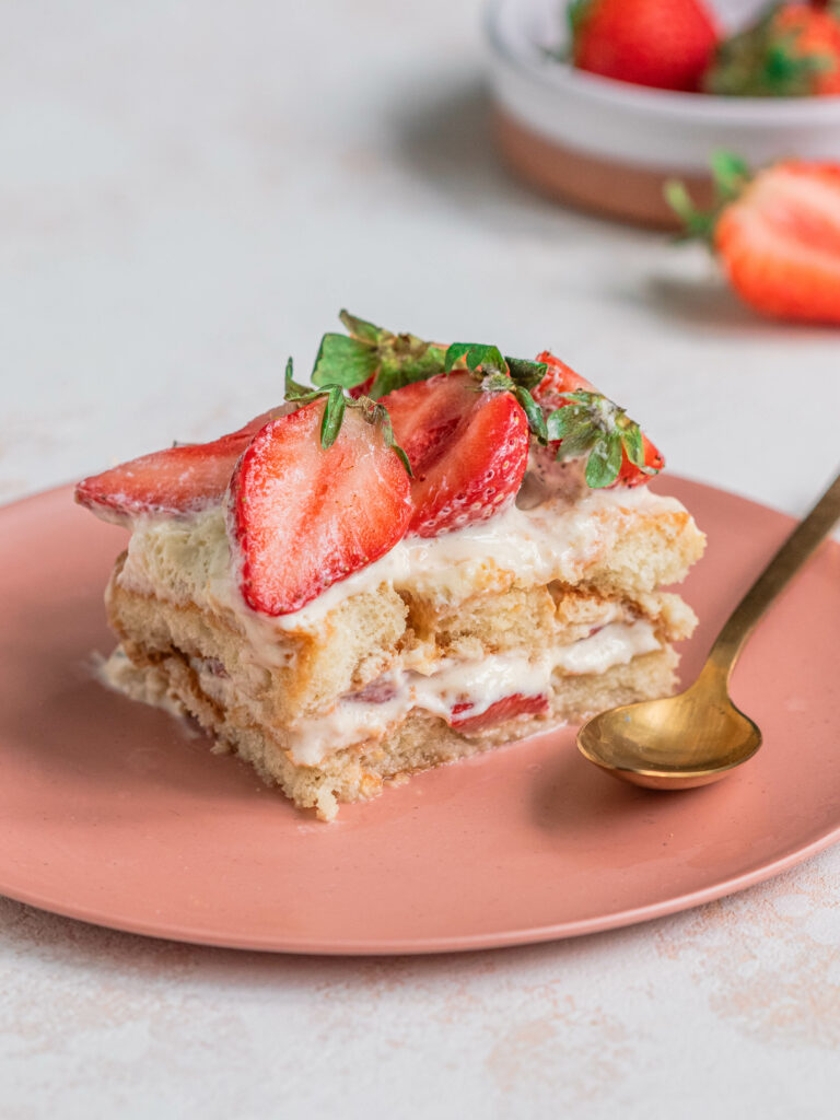 Part de tiramisu aux fraises