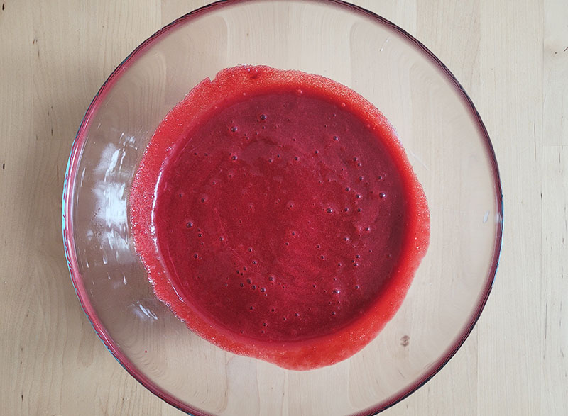 Purée de framboises avec du sucre