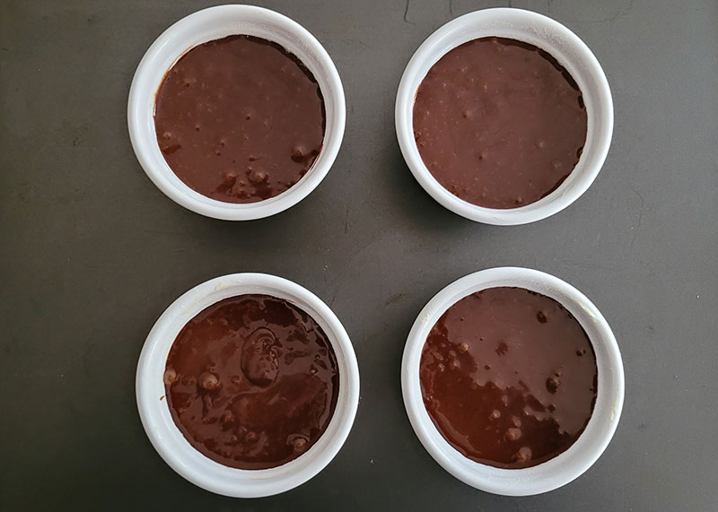 Ramequins remplis de pât à coulant au chocolat