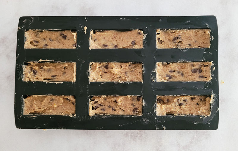 Pâte à financiers aux noisettes et pépites de chocolat dans un moule