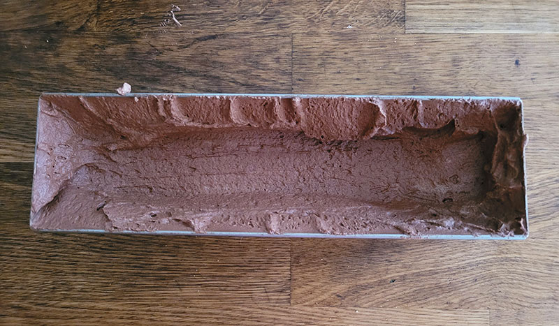 Montage de la bûche : ajout de la mousse au chocolat