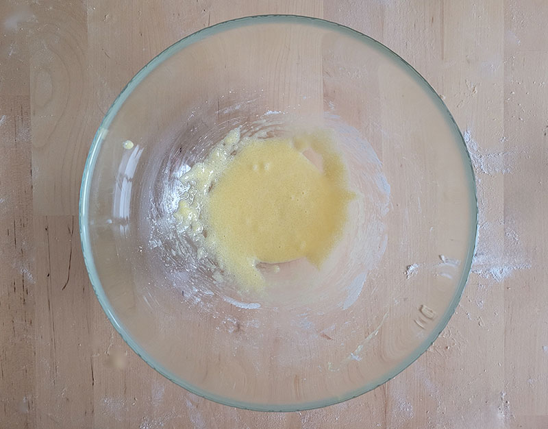 Jaunes mélangés avec de la fécule et du sucre