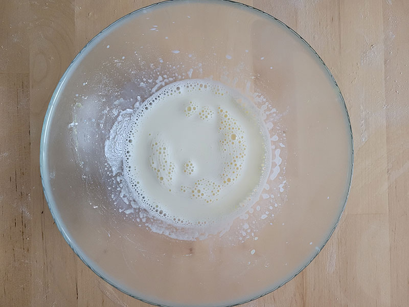 Lait chaud sur préparation aux oeufs