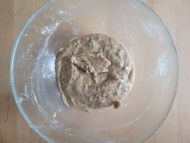 Ajout de la poudre de noix de pécan et de l'oeuf