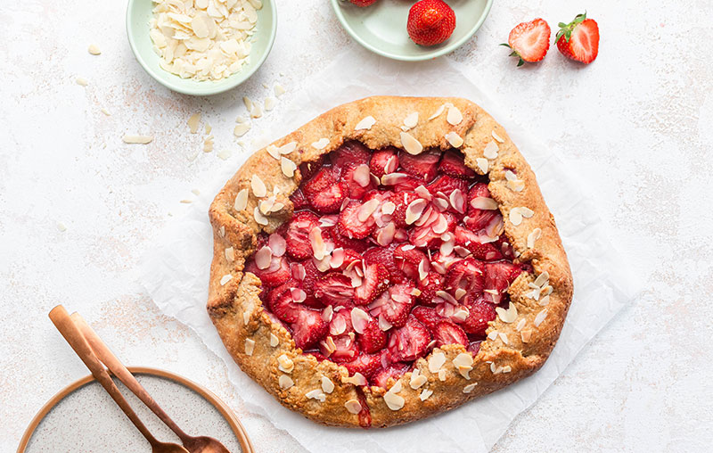 Tarte rustique aux fraises - photo culinaire avec accessoires de stylisme