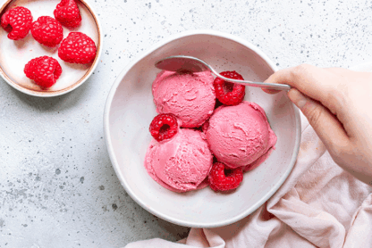 Photo culinaire de glace aux framboises