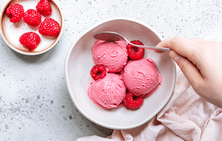 Photo culinaire de glace aux framboises