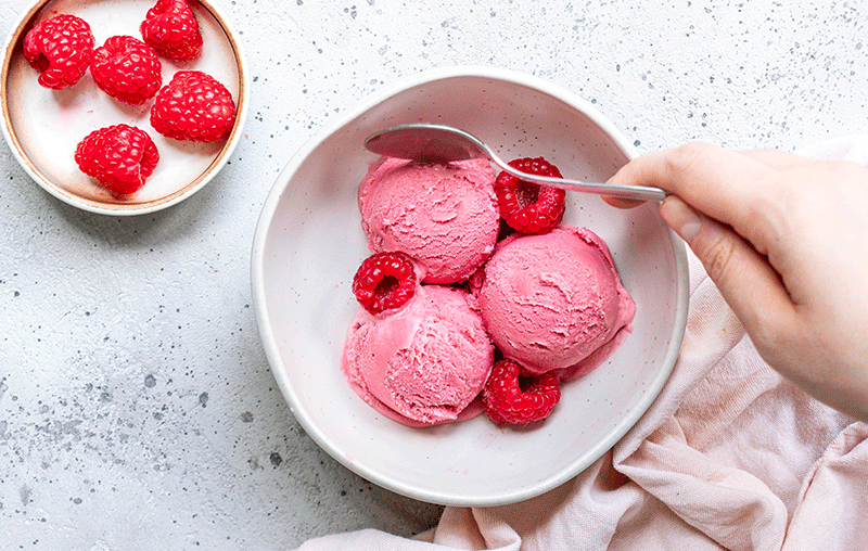 Photo culinaire de glace aux framboises