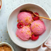 Photo culinaire de glace aux framboises