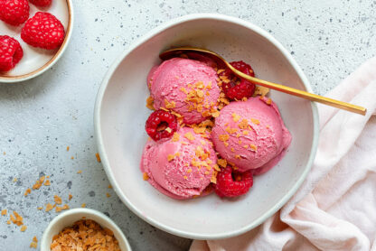 Photo culinaire de glace aux framboises