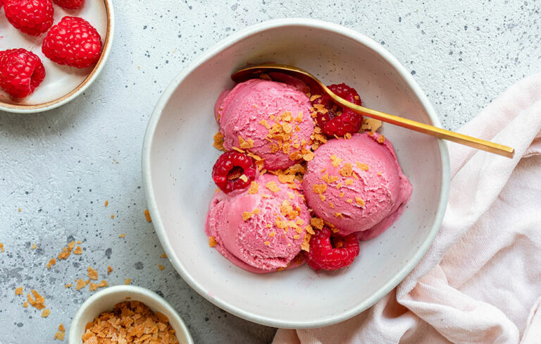 Photo culinaire de glace aux framboises