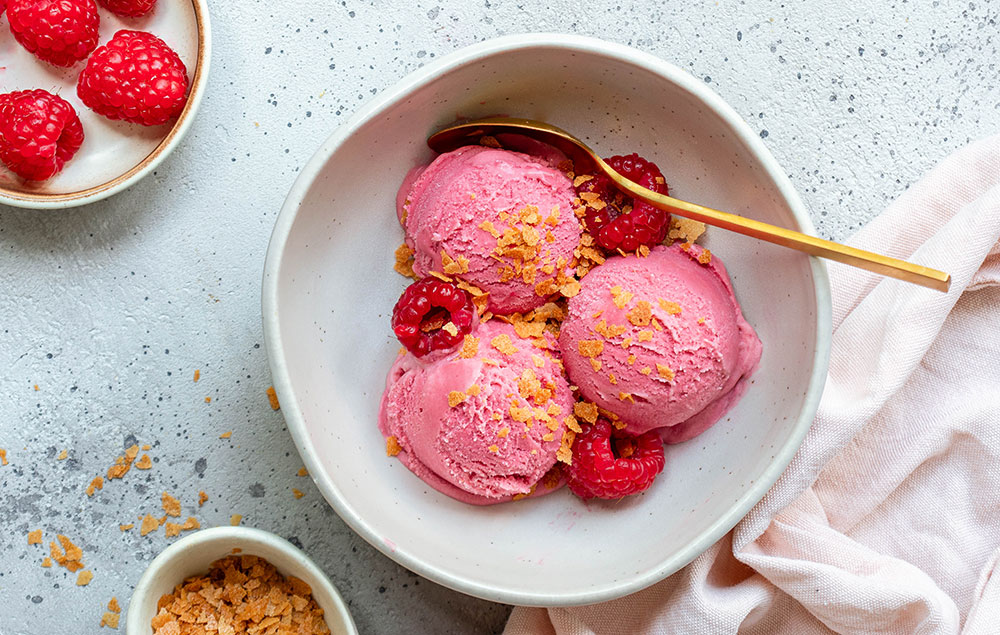 Photo culinaire de glace aux framboises